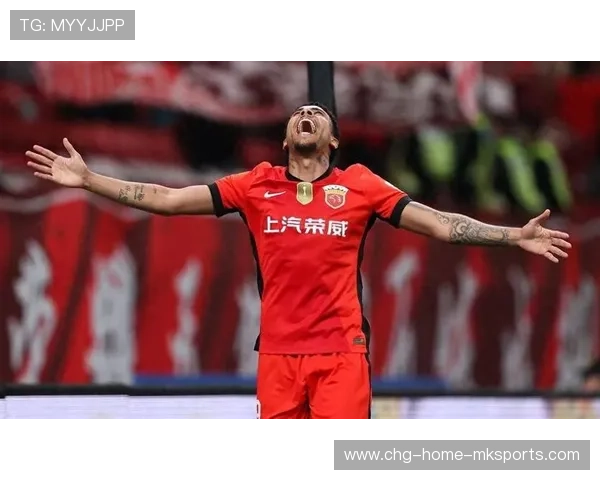 河南队古斯塔沃停球转身，禁区内冷静低射破网